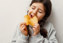 妹子出國零食外交!靠5種「台灣味」掀暴動:同學想為它飛台灣